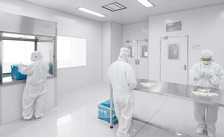 新建醫(yī)療器械工廠的生產(chǎn)企業(yè)應(yīng)當具備什么條件和要求？